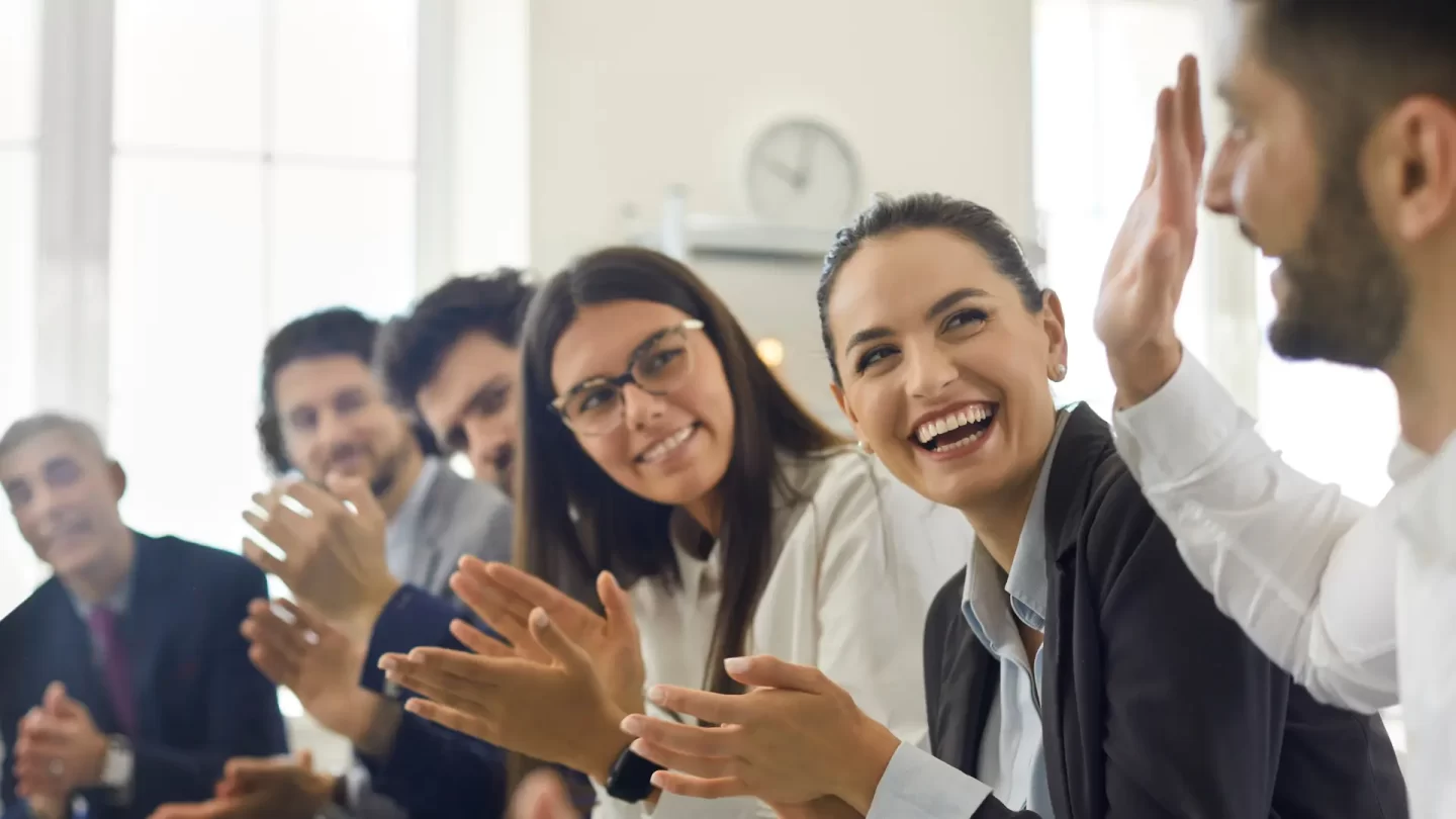 personne qui se fait applaudir au travail pour ses réalisations